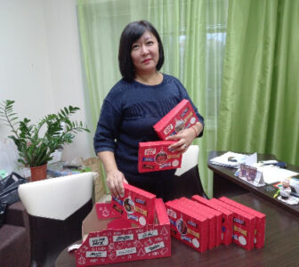 Депутат Лариса Ким передала подарки для подопечных БФ «Арктика-Надежда»